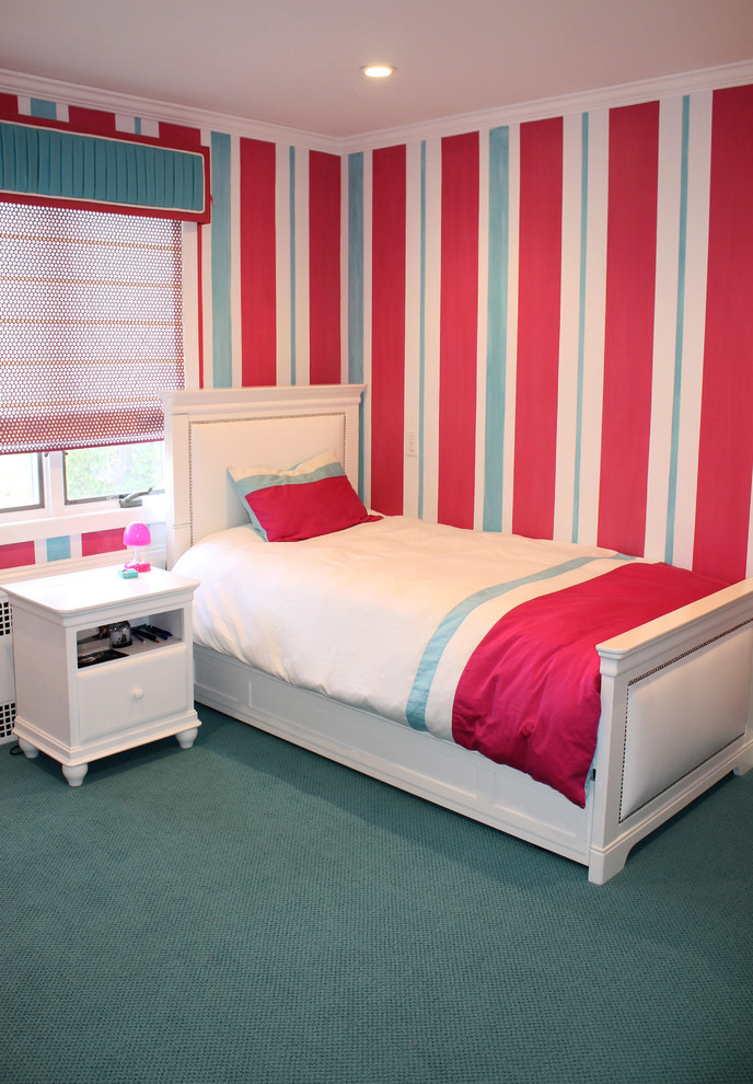 Foto di una cameretta per bambini bohémian di medie dimensioni con pareti rosa e moquette