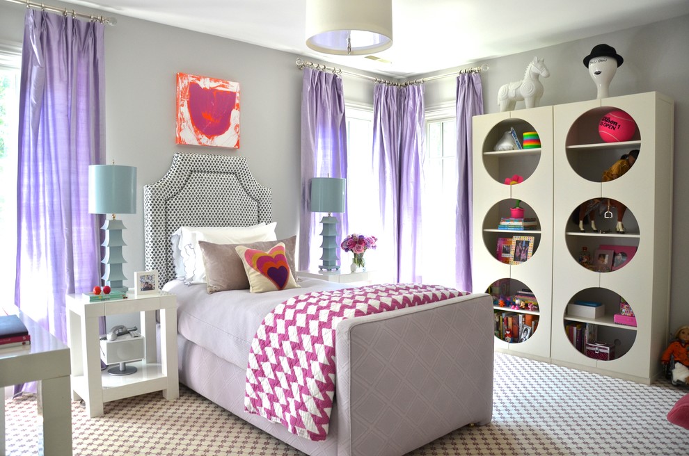 Cette image montre une chambre d'enfant bohème avec un mur gris, moquette et un sol multicolore.