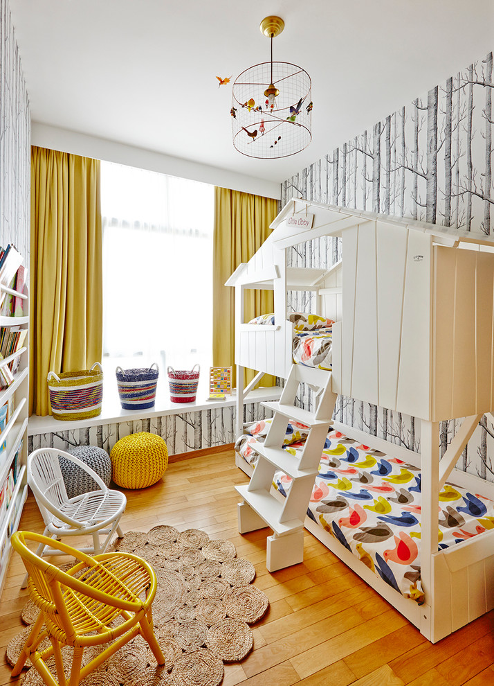 Idées déco pour une chambre d'enfant de 1 à 3 ans éclectique avec parquet clair et un lit superposé.