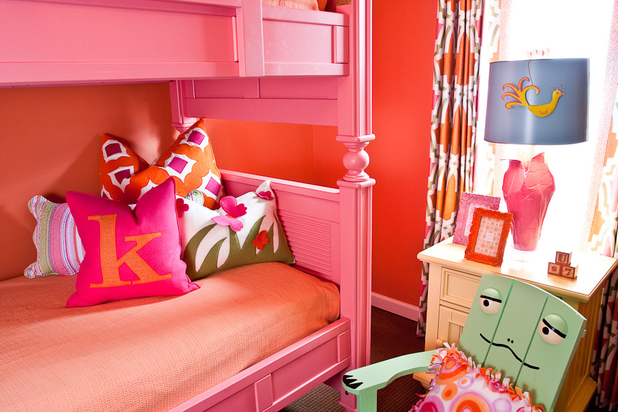 Idées déco pour une chambre d'enfant éclectique avec moquette et un mur rouge.