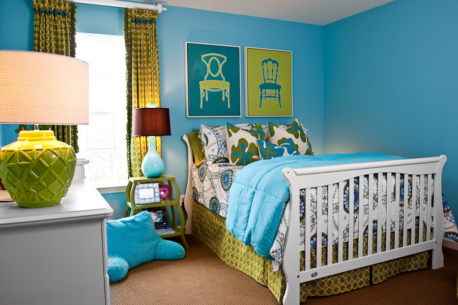 Cette image montre une chambre d'enfant bohème avec un mur bleu et moquette.