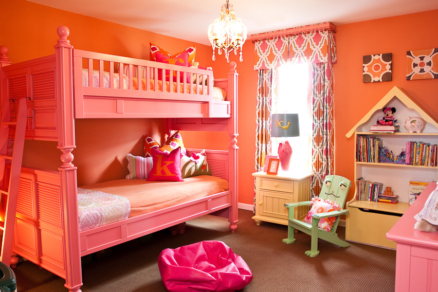 Réalisation d'une chambre d'enfant bohème avec un mur orange et moquette.