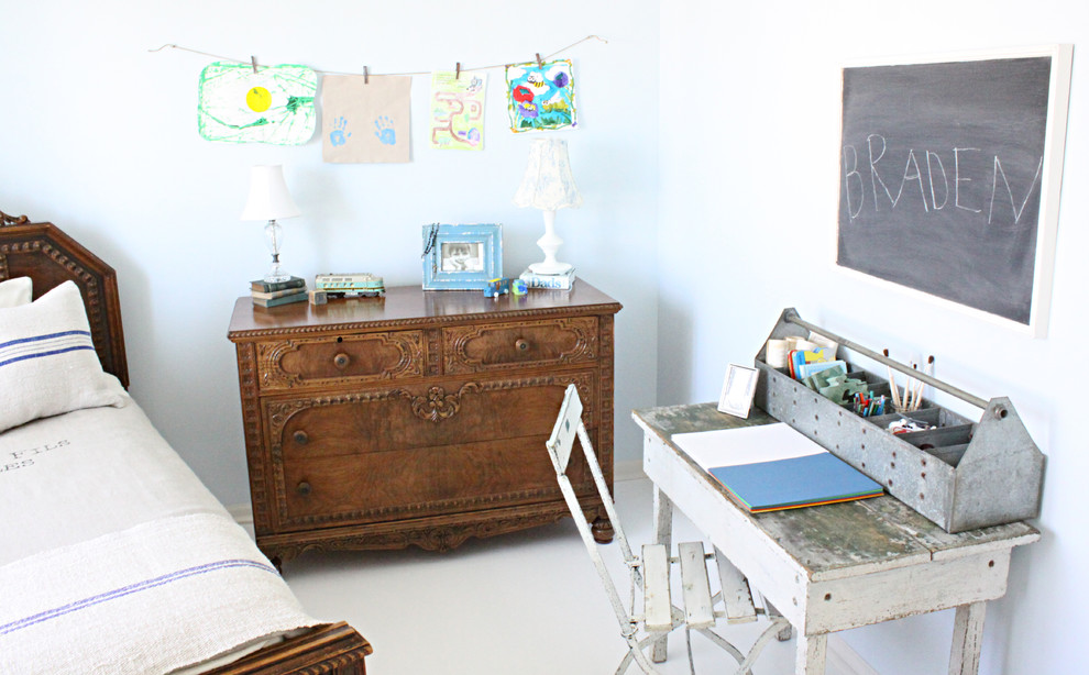 Imagen de habitación infantil unisex de 4 a 10 años romántica con escritorio y paredes blancas