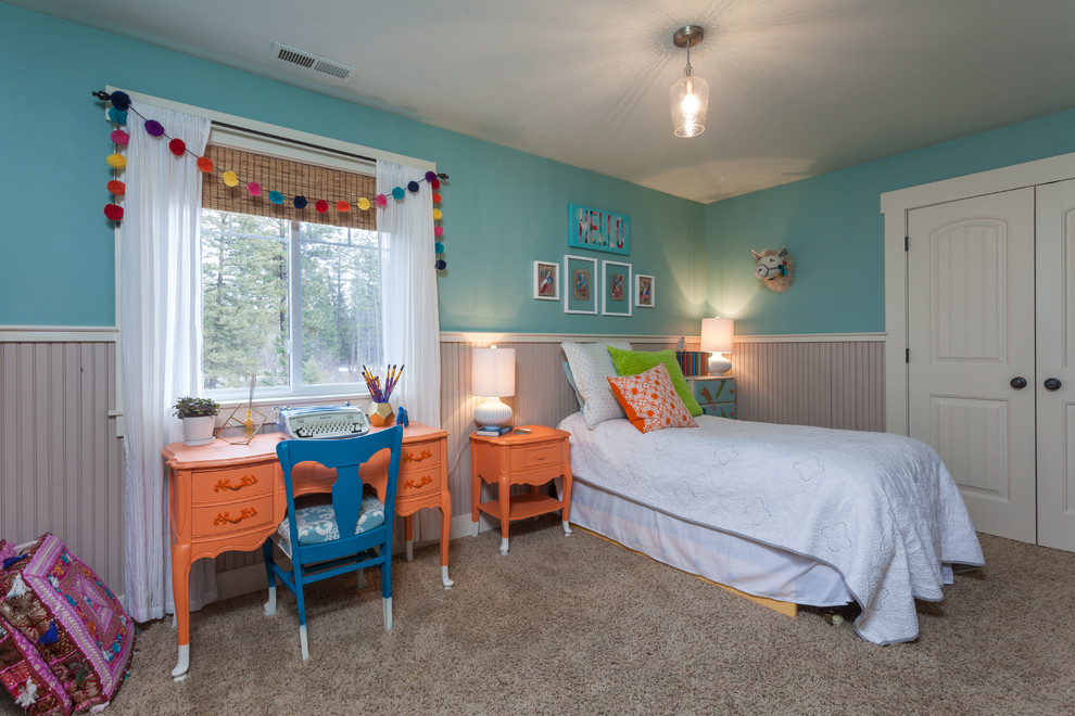 На фото: детская среднего размера в стиле фьюжн с зелеными стенами, ковровым покрытием, бежевым полом и спальным местом для ребенка от 4 до 10 лет, девочки