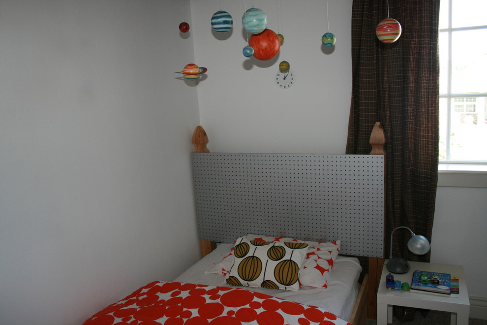 Modernes Jungszimmer mit Schlafplatz und weißer Wandfarbe in Boise