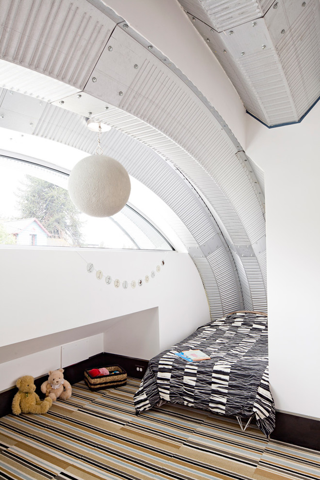 Пример оригинального дизайна: нейтральная детская в стиле фьюжн с спальным местом, белыми стенами и ковровым покрытием для подростка