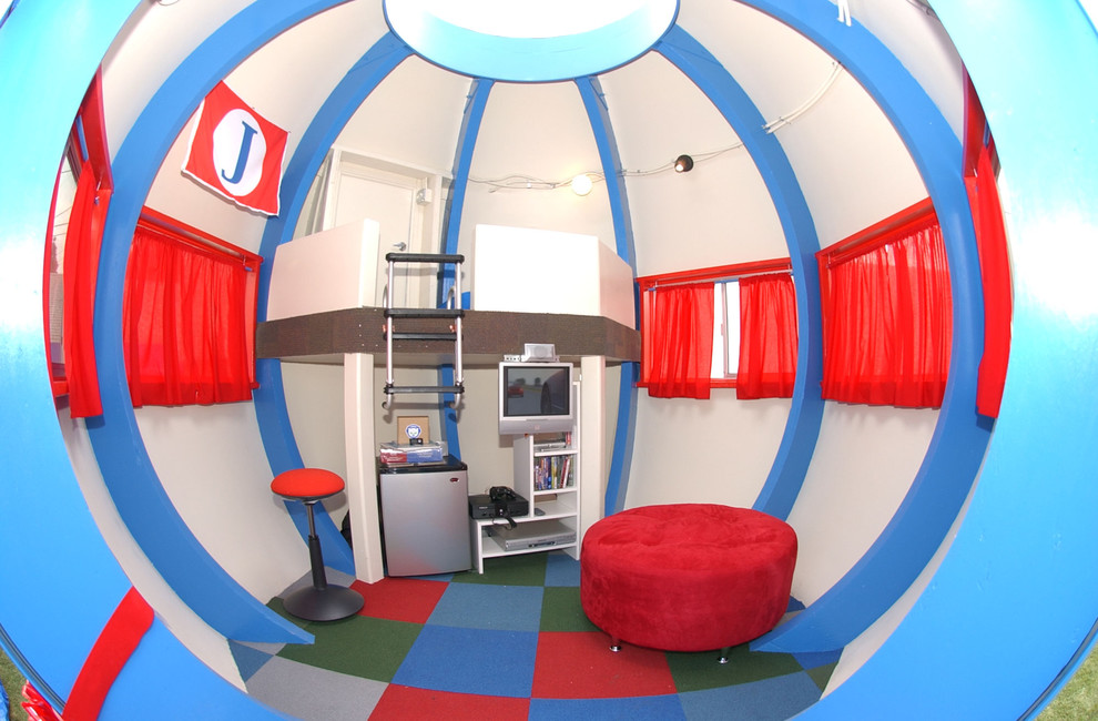 Immagine di una cameretta per bambini boho chic con pareti bianche e moquette
