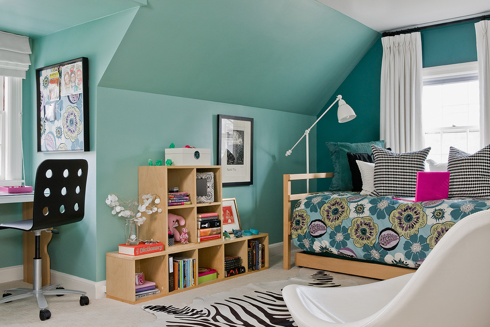 Idee per una grande cameretta per bambini eclettica con moquette e pareti blu