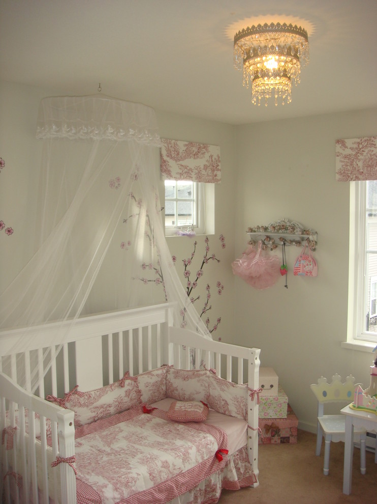 Réalisation d'une chambre d'enfant de 1 à 3 ans style shabby chic avec un mur blanc et moquette.