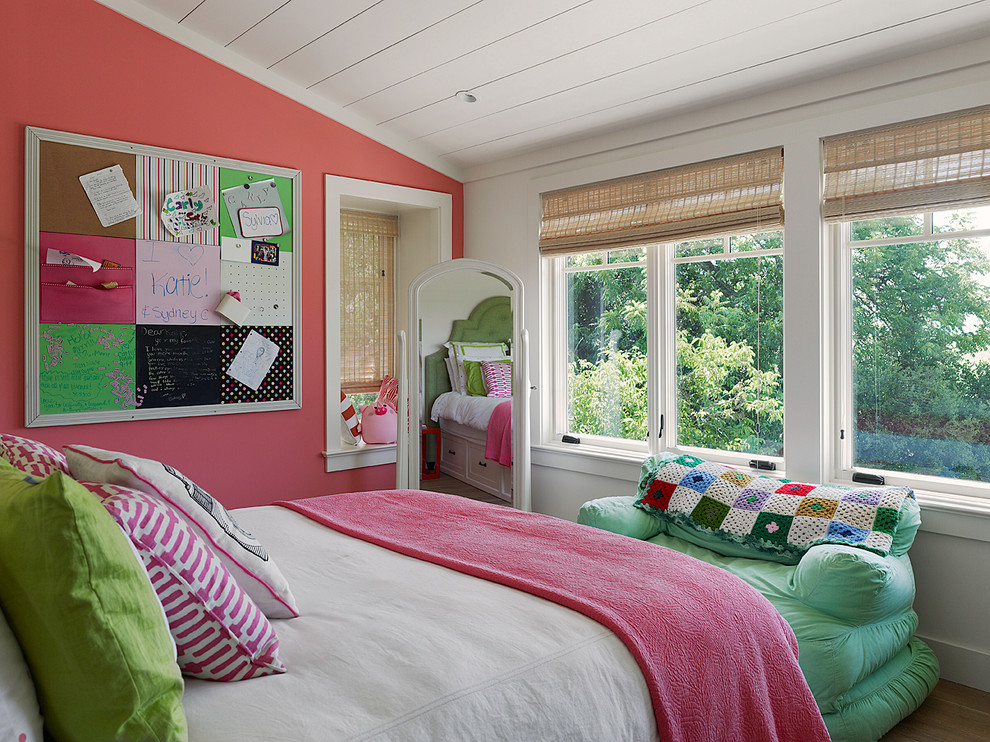 Foto på ett eklektiskt barnrum kombinerat med sovrum, med flerfärgade väggar