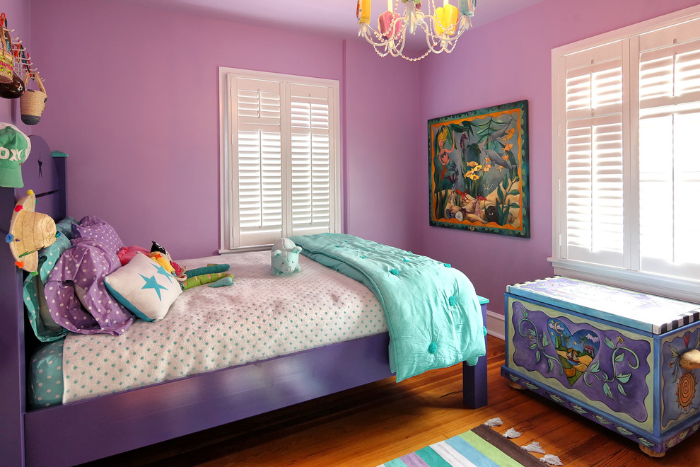 Foto på ett eklektiskt barnrum kombinerat med sovrum