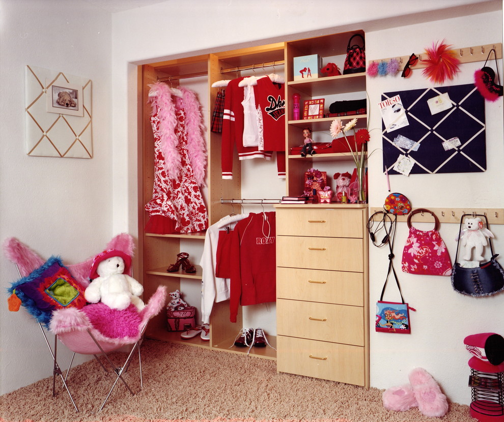 Diseño de dormitorio infantil tradicional renovado con paredes blancas y moqueta