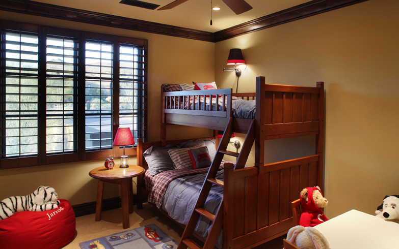 Aménagement d'une chambre d'enfant éclectique avec un lit superposé.