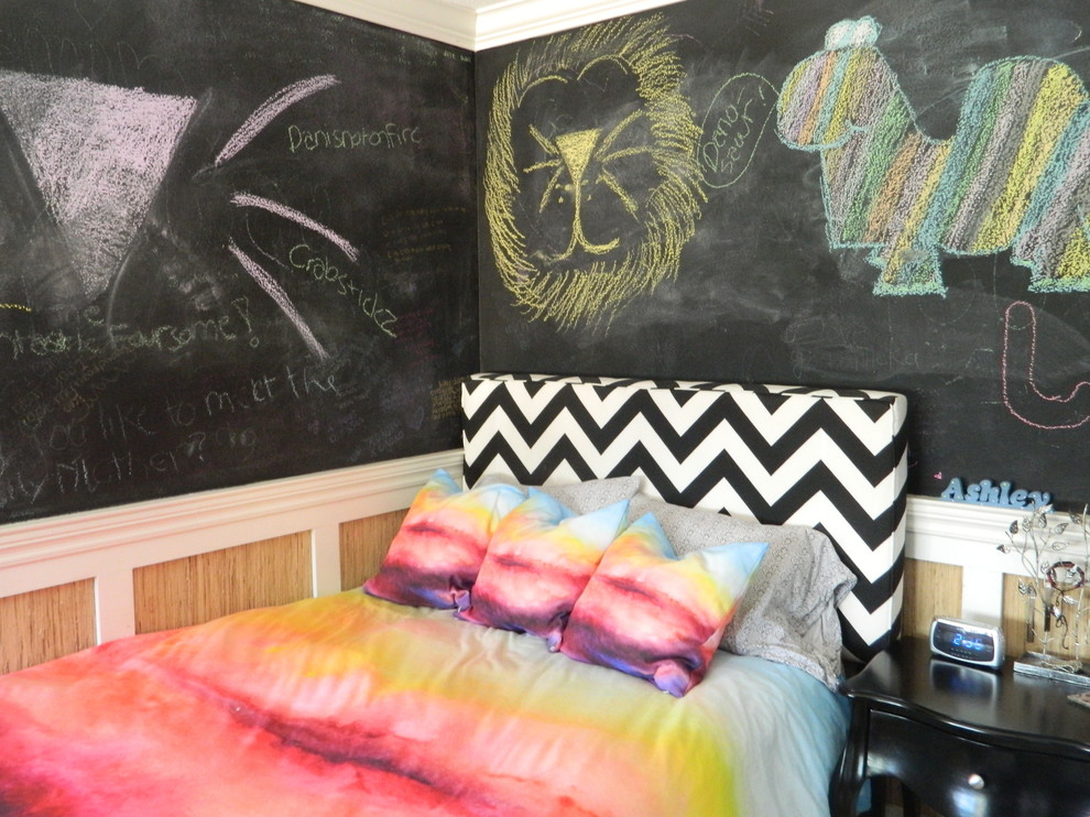 Imagen de dormitorio juvenil bohemio con paredes negras