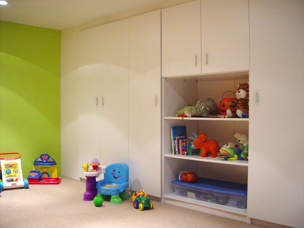 Ejemplo de dormitorio infantil de 1 a 3 años actual de tamaño medio con moqueta