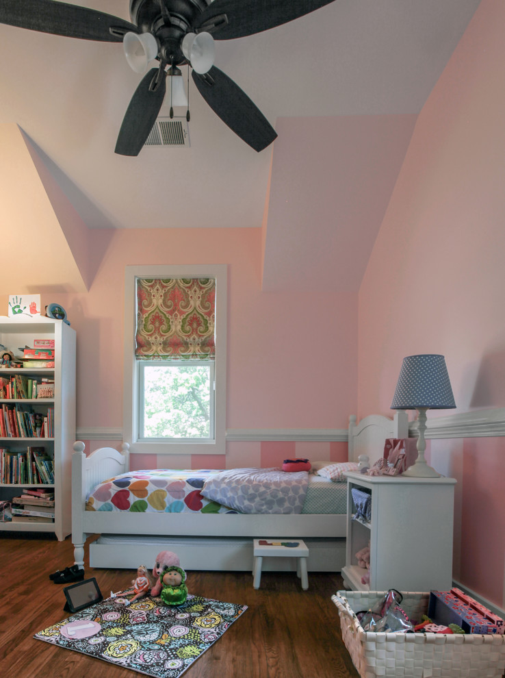 Foto på ett mellanstort vintage flickrum kombinerat med sovrum och för 4-10-åringar, med rosa väggar och mörkt trägolv
