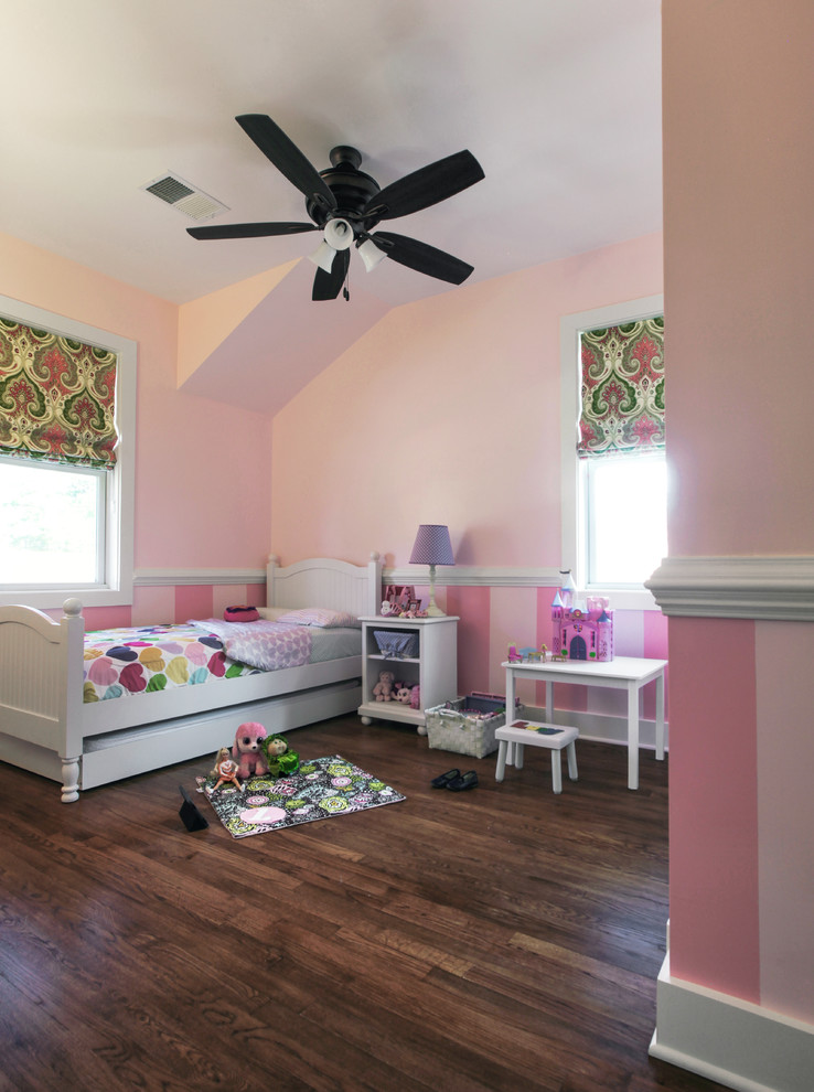 На фото: детская среднего размера в классическом стиле с розовыми стенами, темным паркетным полом и спальным местом для ребенка от 4 до 10 лет, девочки с