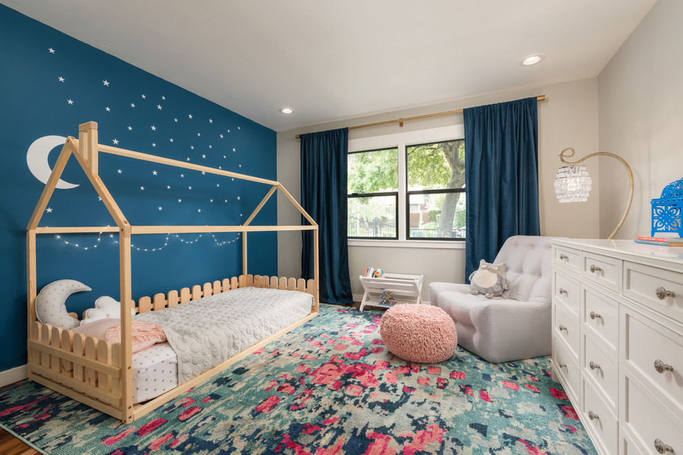 Пример оригинального дизайна: детская среднего размера в стиле неоклассика (современная классика) с спальным местом, паркетным полом среднего тона и разноцветными стенами для ребенка от 4 до 10 лет, девочки