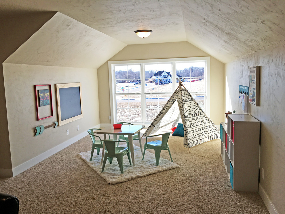 Idee per una grande cameretta per bambini da 4 a 10 anni stile americano con pareti beige e moquette