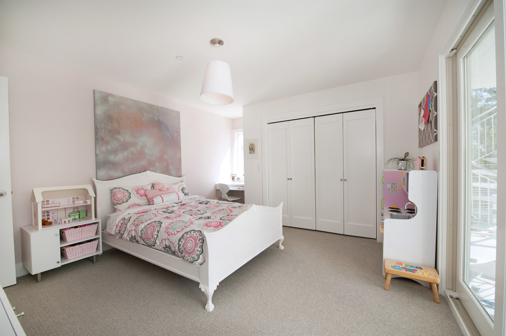 Пример оригинального дизайна: детская в современном стиле с ковровым покрытием, спальным местом и разноцветными стенами
