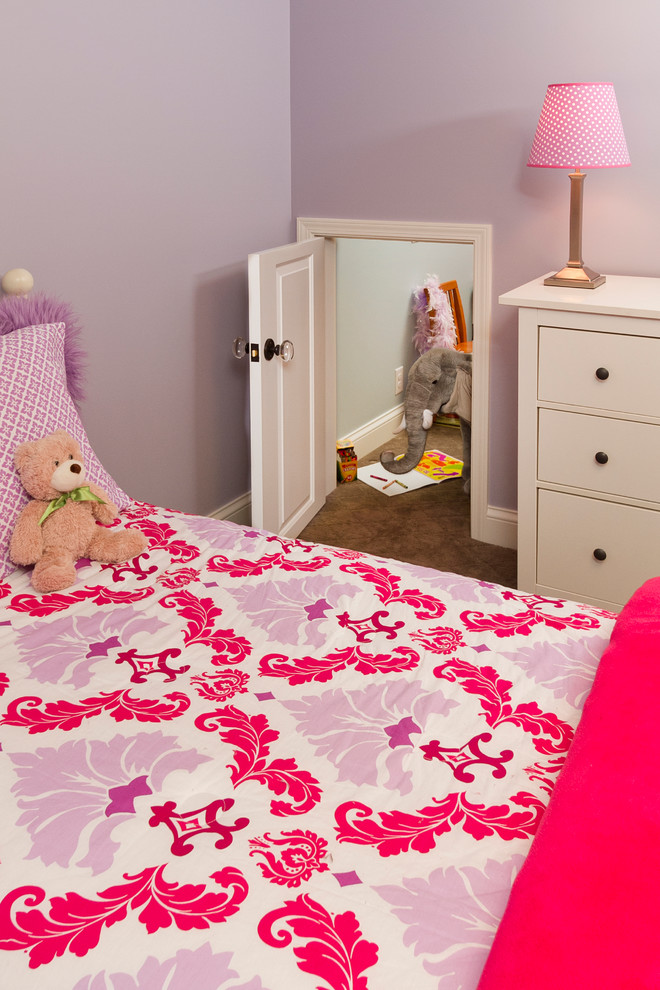 Idéer för ett flickrum för 4-10-åringar, med lila väggar och heltäckningsmatta