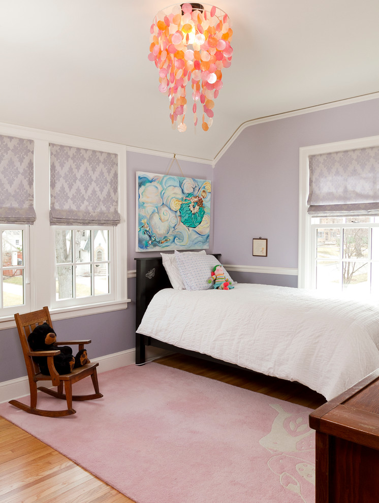 Пример оригинального дизайна: детская в классическом стиле с спальным местом, фиолетовыми стенами и светлым паркетным полом для ребенка от 4 до 10 лет, девочки