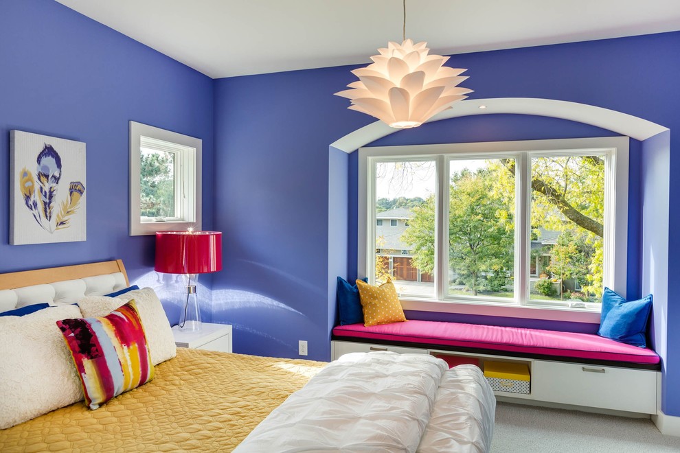 Exemple d'une grande chambre d'enfant tendance avec moquette et un mur bleu.