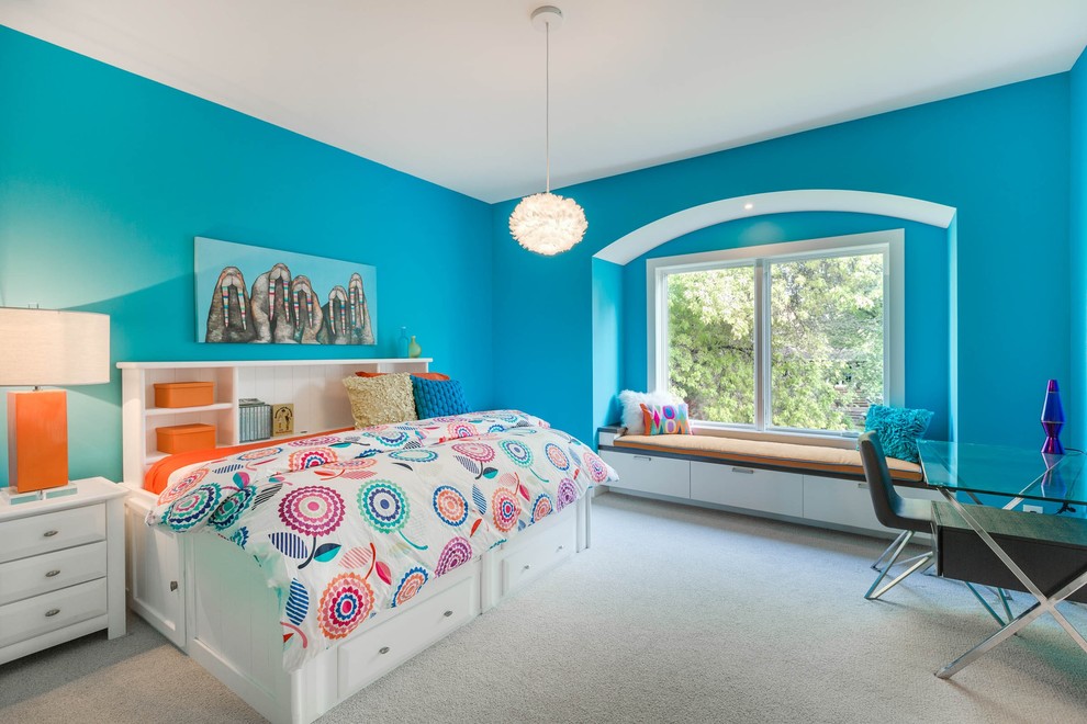 На фото: большая детская в современном стиле с спальным местом, синими стенами и ковровым покрытием для подростка, девочки с