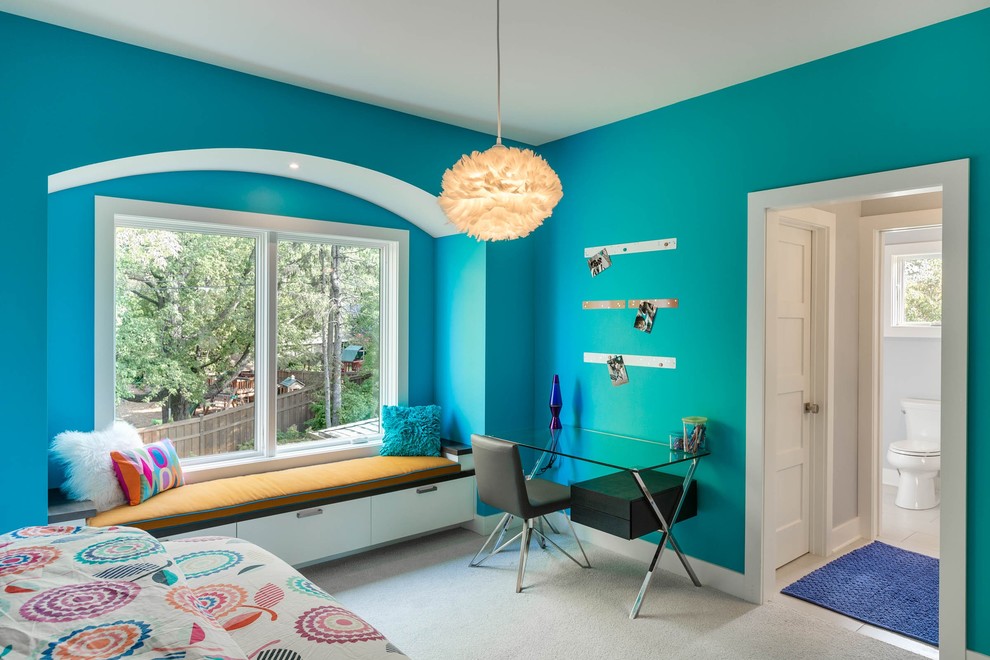 Réalisation d'une grande chambre d'enfant design avec un mur bleu et moquette.