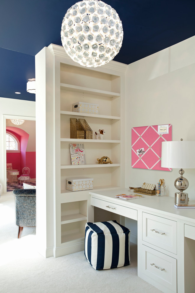 Klassisches Mädchenzimmer mit Arbeitsecke, weißer Wandfarbe und Teppichboden in Minneapolis