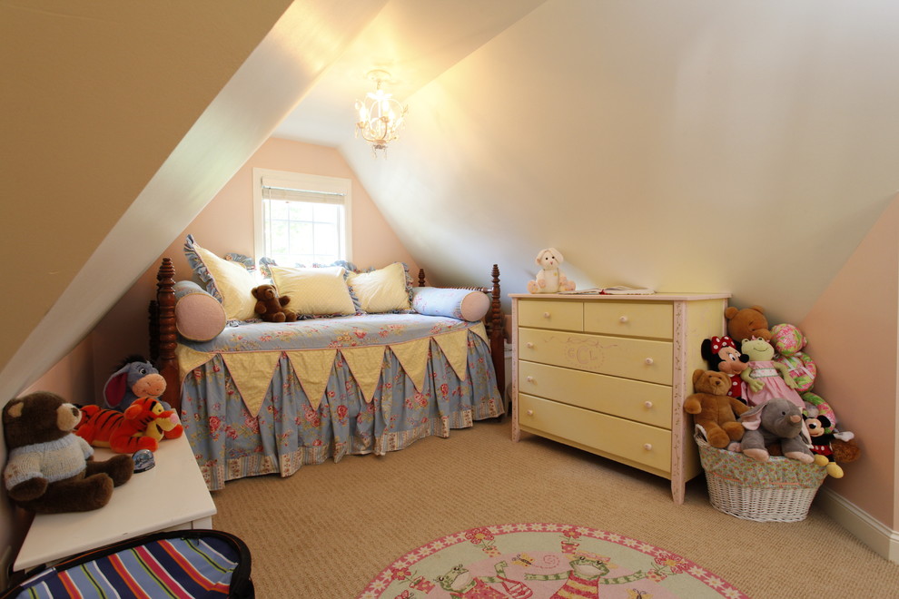 Idéer för ett litet klassiskt flickrum kombinerat med sovrum och för 4-10-åringar, med rosa väggar och heltäckningsmatta