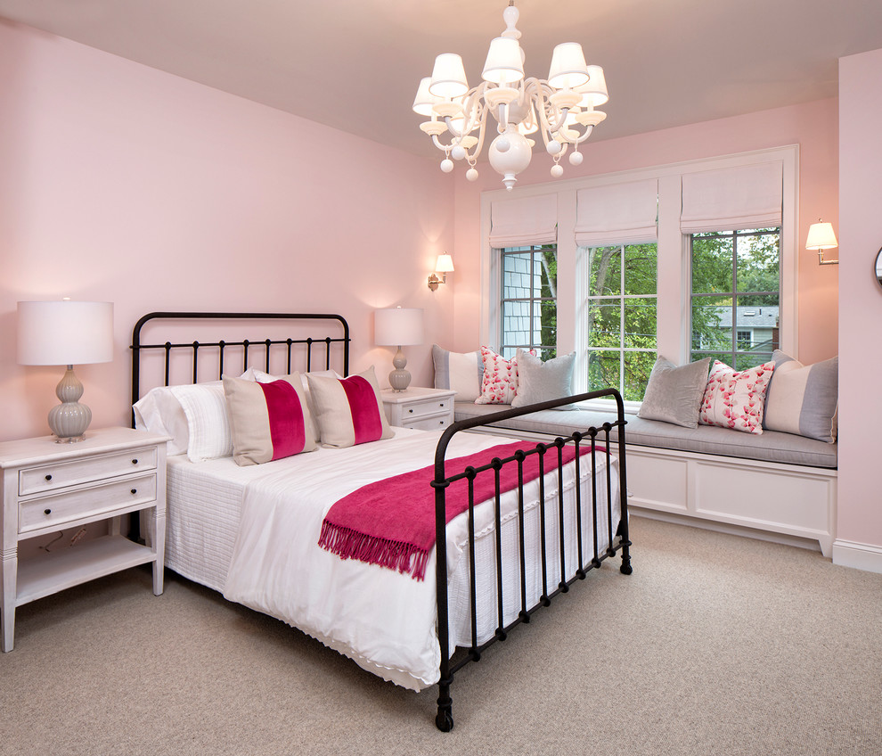 Exemple d'une chambre d'enfant chic de taille moyenne avec moquette et un mur rose.