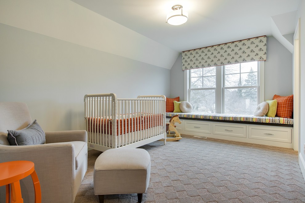 Neutrales Klassisches Kinderzimmer mit Schlafplatz, blauer Wandfarbe und Teppichboden in Minneapolis