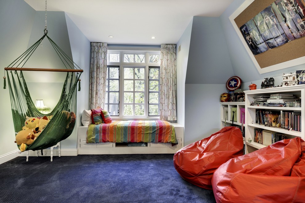 Aménagement d'une chambre d'enfant classique de taille moyenne avec un mur multicolore, moquette et un sol bleu.