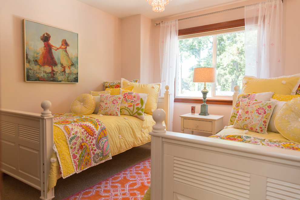 Aménagement d'une chambre d'enfant de 4 à 10 ans classique de taille moyenne avec un mur rose et un sol en bois brun.