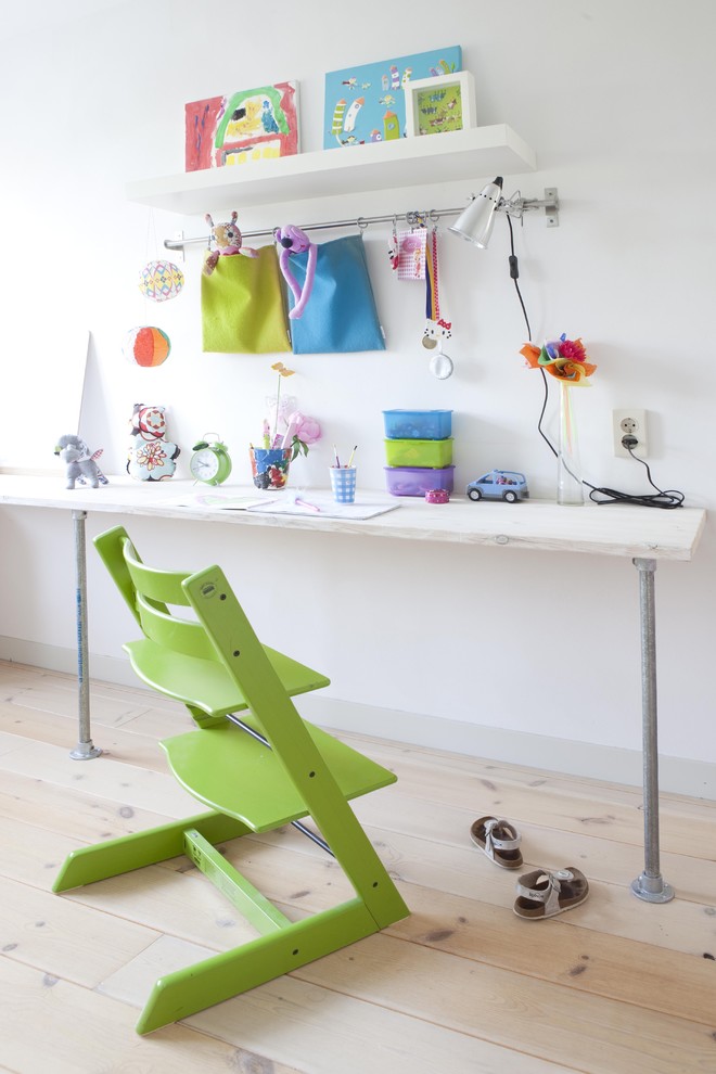 Exempel på ett modernt könsneutralt barnrum kombinerat med skrivbord och för 4-10-åringar, med vita väggar och ljust trägolv