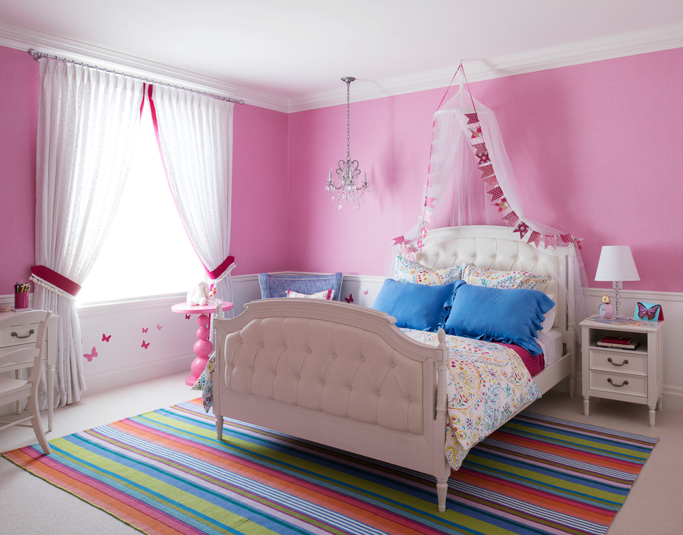 Cette photo montre une chambre d'enfant de 4 à 10 ans chic de taille moyenne avec un mur rose et moquette.
