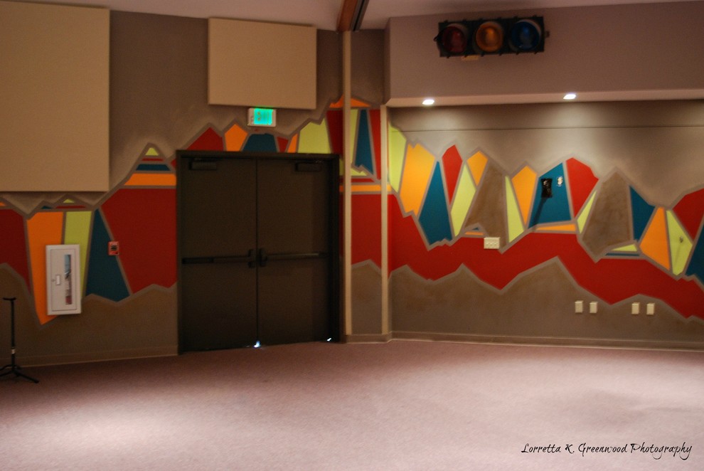 Diseño de dormitorio infantil actual grande con paredes multicolor y moqueta