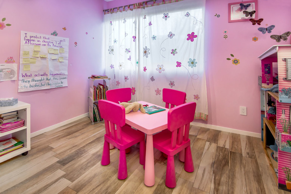 Inspiration för mellanstora moderna flickrum kombinerat med skrivbord och för 4-10-åringar, med rosa väggar
