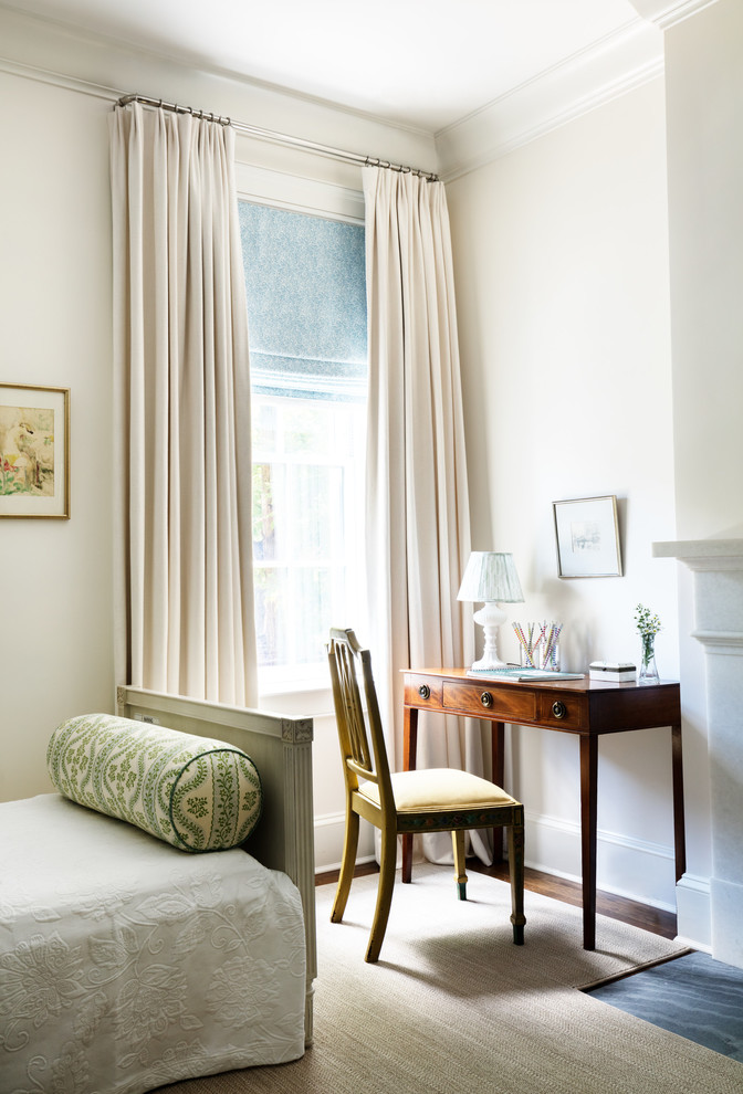 Exemple d'une chambre neutre chic avec un bureau, un mur beige, parquet foncé et un sol marron.