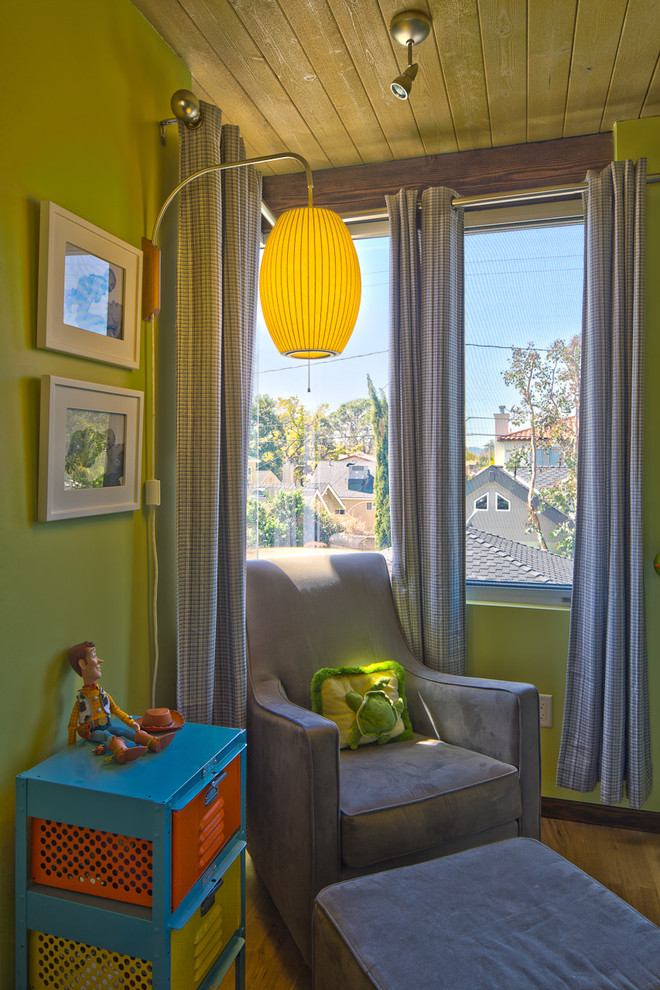 Modernes Kinderzimmer mit grüner Wandfarbe in Los Angeles