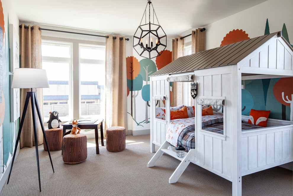 Inspiration för moderna barnrum kombinerat med sovrum, med flerfärgade väggar, heltäckningsmatta och beiget golv
