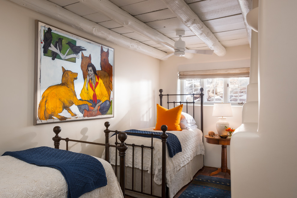Ejemplo de dormitorio infantil de 4 a 10 años de estilo americano con paredes blancas