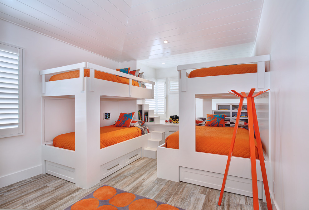 Idéer för att renovera ett maritimt könsneutralt barnrum kombinerat med sovrum, med vita väggar och mellanmörkt trägolv