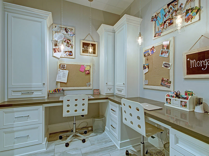Exemple d'une grande chambre de fille de 4 à 10 ans chic avec un mur beige, un sol en carrelage de porcelaine, un sol multicolore et un bureau.