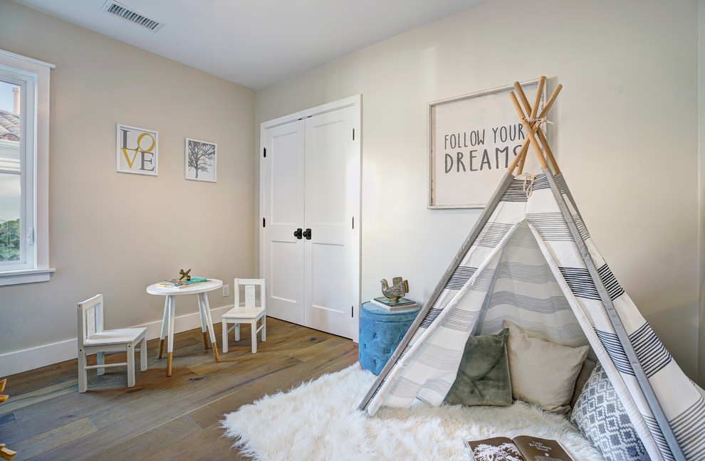 Idée de décoration pour une chambre d'enfant de 1 à 3 ans champêtre avec un mur beige, un sol en bois brun et un sol beige.