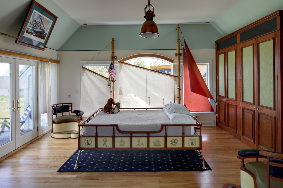 Diseño de dormitorio infantil costero de tamaño medio con paredes multicolor y suelo de madera clara
