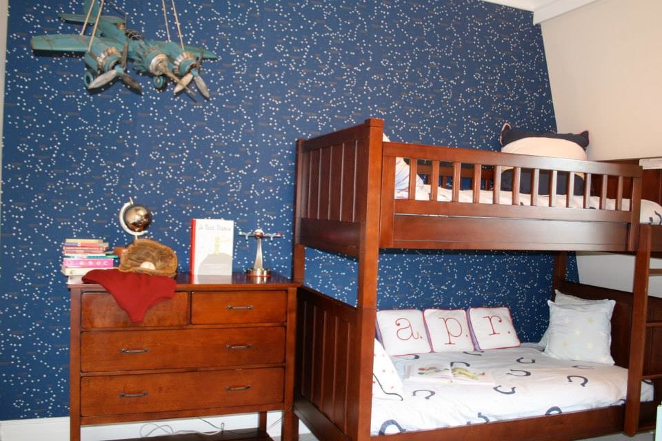 Bild på ett litet vintage pojkrum kombinerat med sovrum och för 4-10-åringar, med beige väggar och heltäckningsmatta