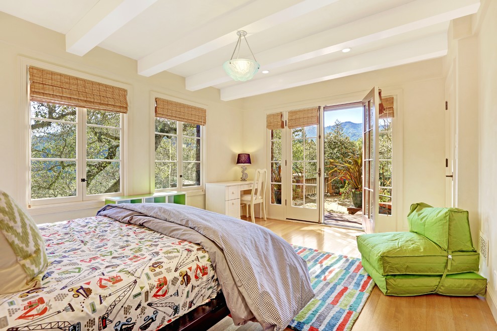 Geräumiges Klassisches Jungszimmer mit Schlafplatz, beiger Wandfarbe und braunem Holzboden in San Francisco