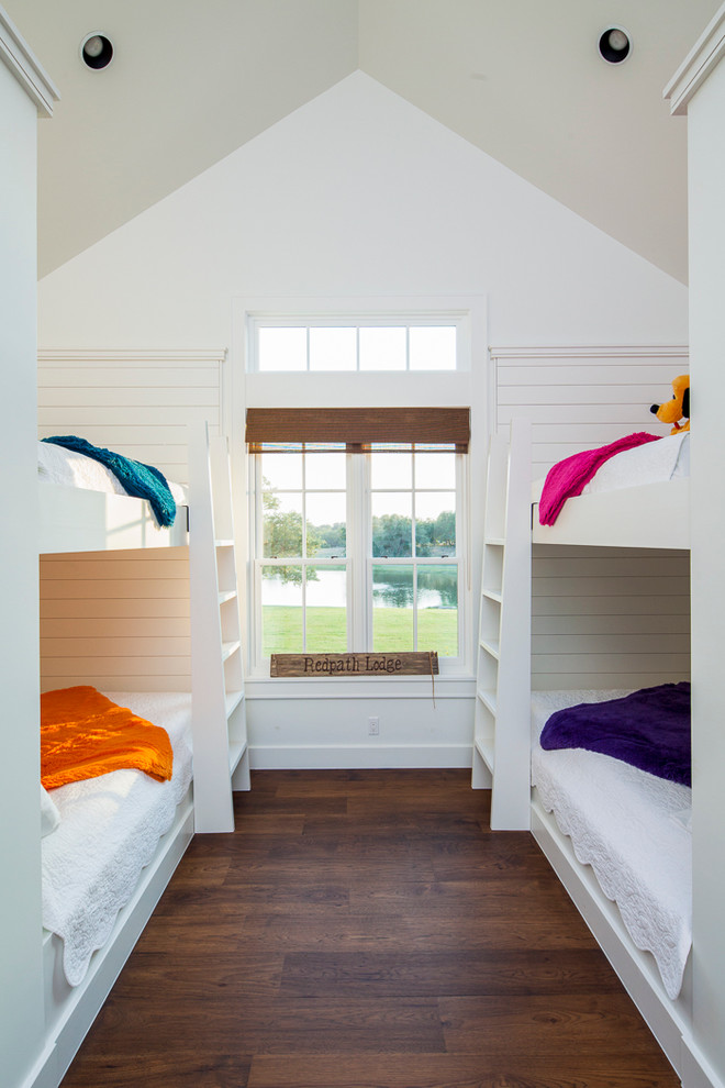 Foto de habitación infantil unisex campestre con paredes blancas y suelo de madera oscura